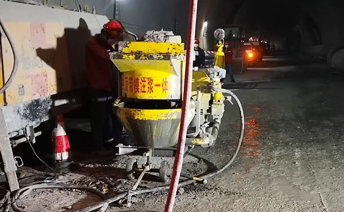 隧道二襯拱頂帶模注漿一體機施工現(xiàn)場