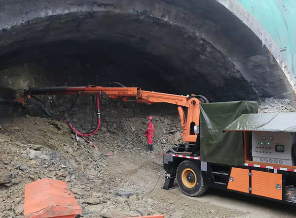 隧道混凝土濕噴臺車施工視頻
